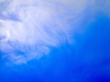 Akrilik mürekkep sıvı ile mavi, görünümü kapatın. Arka plan. Damla suya eriterek fotoğraflandı boya. Su, soyut desen akrilik bulutlarda. Arka plan bulanık.