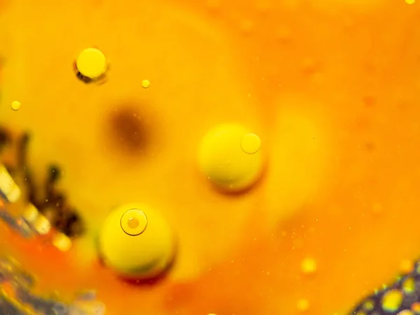 オレンジ色の抽象的な背景の黄色の球。クローズ アップのマクロ撮影します。背景をぼかし。選択的なソフト フォーカス。抽象的なオレンジ宇宙のパターン。黄色い泡のスコア. — ストック写真