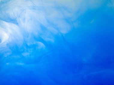 Suya mavi akrilik mürekkep damla, yakın görünümü. Soyut arka plan. Akrilik bulutlar sıvı içinde dönüyor. Sudaki boya dalgaları, soyut desen. Mürekkep sıvı ya da sıvı içine eriterek. Bulanık arka plan.