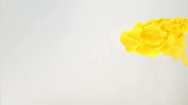 Yelow turbinio acrilico in movimento attraverso l'acqua, colpo vicino. Sfondo azzurrato. Nuvola di inchiostro giallo in fondo liquido e astratto. Goccia di vernice che si dissolve in acqua, modello astratto . — Video Stock