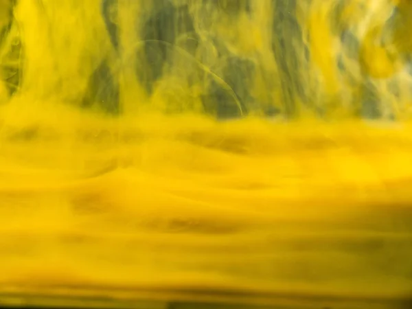 水に黄色のアクリル絵具、抽象的な背景。ビューを閉じます。背景がぼやけている。選択的ソフトフォーカス。水に溶解インク,抽象的なパターン.抽象的な壁紙やバナーの背景. — ストック写真