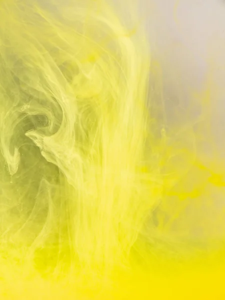 Fondo abstracto amarillo, vista cercana. Fondo borroso. Gotita de pintura amarilla disolviéndose en agua, patrón abstracto. Nubes acrílicas mezcladas con líquido. Movimiento de tinta en el agua . —  Fotos de Stock