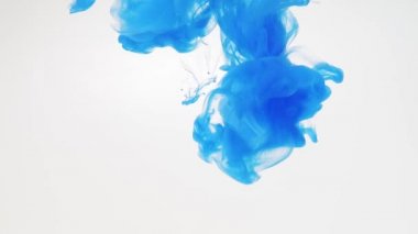 Mavi akrilik boya suya düştü ve eritme sırasında kaydedildi, yakın çekim. Bulanık arka plan. Sıvı içinde mavi boya soyut girdap. Suda soyut akrilik sıçrama. Suda mürekkep.
