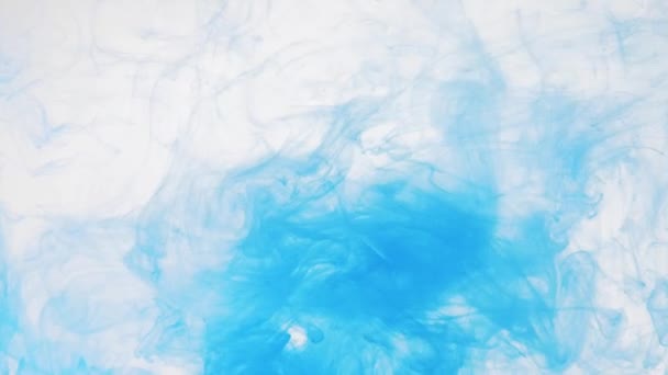 Nuages acryliques abstraits se déplaçant dans l'eau, plan rapproché. Fond flou. Nuages bleus abstraits dans le liquide. Peinture se dissolvant dans une eau, modèle abstrait. L'encre disparaît lentement dans le liquide .