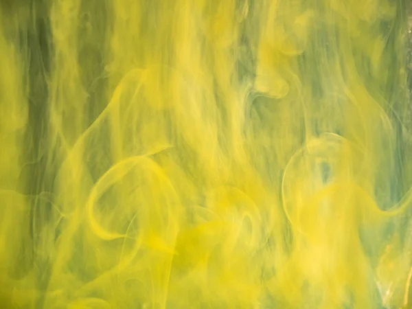丙烯酸黄色烟雾在水下盘旋，抽象的背景。特写视图。模糊背景。丙烯酸光云溶入水中，抽象图案。液体墨水，横幅背景. — 图库照片