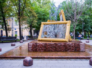 Moskova, Rusya - Temmuz 2016: Lavrushinsky kulvarında Çeşme İlham kaynağı. Moskova'daki Tretyakov galerisinin yakınındaki sanat çeşmesi. Arka planda ağaçlar olan taş bloklara monte edilmiş büyük resim çerçeveleri.