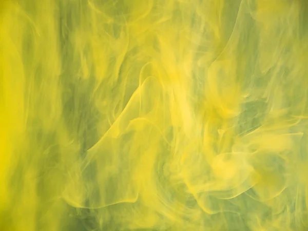 Nuages acryliques jaunes tourbillonnant sous l'eau, fond abstrait. Vue rapprochée. Fond flou. Mise au point sélective. Peinture jaune se dissolvant dans l'eau. Contexte pour fonds d'écran abstraits . — Photo