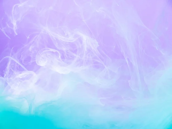 Vícebarevné abstraktní pozadí. Zavřete zobrazení. Rozmazané pozadí. Lilac a tyrkysová barva se rozpouštějí do vody, abstraktní vzor. Akrylové mraky se mísí tekutinou. Abstraktní umění. — Stock fotografie