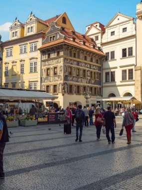 Prag, Çek Cumhuriyeti - Nisan 2019: Çiçek pazarının yakınındaki meydanda yürüyen çok sayıda turist. Güzellik manzaralarını gözlemleyerek turistler. Kare gri taşlarla döşenmiş. Prag'ın vintage mimarisi.
