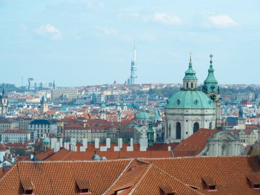 Prag, Çek Cumhuriyeti - Nisan 2019: Kuşlar açısından antik kent. Televizyon kulesi, Charles köprüsünün tepesi, binanın turuncu çatıları ve antik Prag Kalesi'nin tonis saat kuleleri.