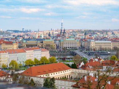 Prag, Çek Cumhuriyeti - nisan 2019: Kuşlar açısından Antik Prag Kalesi. Moldau nehri, televizyon kulesi, Old Town Square, binaların renkli çatılar üst görünümü. Vintage mimarisi.