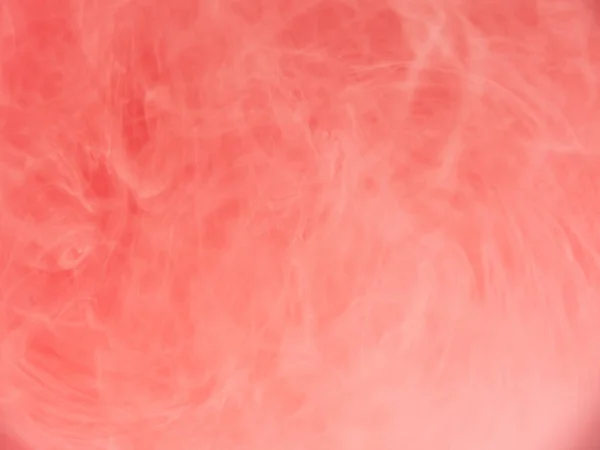 L'inchiostro è caduto in uno sfondo liquido e astratto. Vista da vicino. Sfondo sfocato. Nuvola rosa che si dissolve in acqua, schema astratto. Miscelazione di vernice acrilica con liquido. Arte astratta . — Foto Stock
