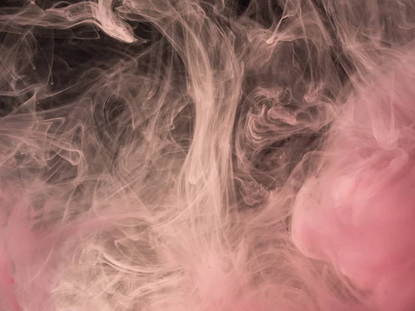Růžové akrylové kouř pod vodou, abstraktní pozadí. Zavřete zobrazení. Rozmazané pozadí. Rozpouštění inkoustu do vody, abstraktní vzorec. Akrylové mraky vířící v tekutině. Pozadí abstraktní hlavičky. — Stock fotografie