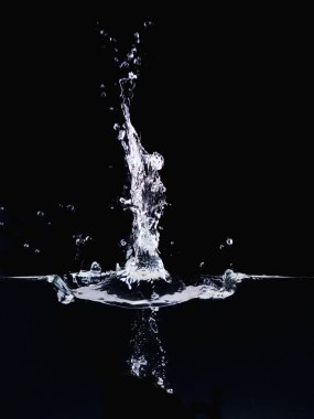 Siyah arka plan üzerinde izole su yüzeyinde patlama, yakın görüş. Sualtı kabarcıkları ve dalgalanan yüzey. Bindirmeler tasarımı, ekran karıştırma modu katmanı için soyut arka plan.