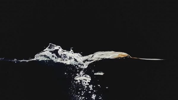 Burbujas de agua bajo el agua, agitando superficie líquida aislada sobre fondo negro, vista de cerca. Salpicadura de líquido abstracto. Fondo para el diseño de superposiciones, capa de modo de mezcla de pantalla . — Foto de Stock