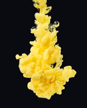 Sarı boya damlacıksu su altında soyut bir girdap yapar, siyah arka plan üzerinde izole, görünümü kapatın. Bindirmeler tasarımı, ekran karıştırma modu katmanı için soyut siyah arka plan.