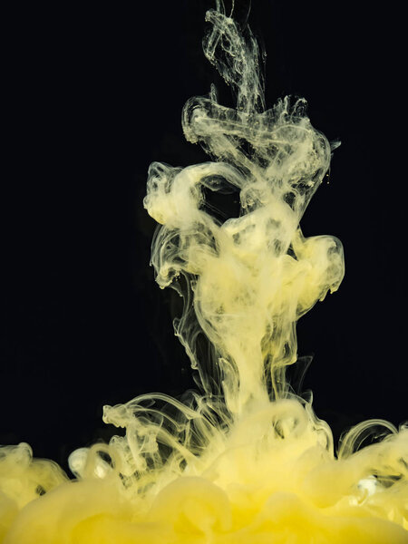 Желто-белая акриловая краска, упавшая в воду, изолированная на черном фоне, крупным планом. Абстрактный дым в жидкости. Черный фон для оформления накладываемых изображений, слой режима смешивания экрана
.