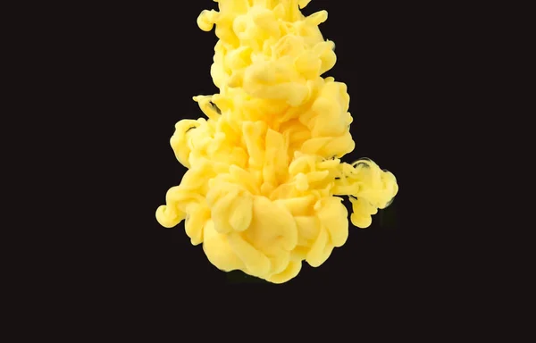 Yellow drop of paint mixing with liquid, isolated on black background, close up view. Yellow cloud swirling under water, Abstract background. Ready to use blending mode to screen or add. — Stock Photo, Image