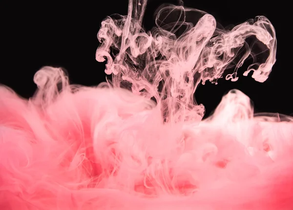 Roze verf oplossen in water, geïsoleerd op zwarte achtergrond, close-up weergave. Acryl rook zwaaiende onder water, abstracte zwarte achtergrond. Klaar om de overvloeimodus te gebruiken voor het scherm of toevoegen. — Stockfoto