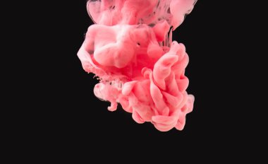 Pembe-kırmızı akrilik girdap siyah arka plan üzerinde izole su içine eriyen, yakından görünümü. Su altında dönen akrilik mürekkep damlası. Bindirmeler tasarımı, ekran karıştırma modu katmanı için soyut arka plan.