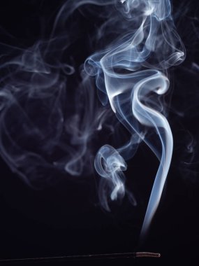 Yanan tütsüden beyaz duman Soyut desen, siyah arka plan üzerinde izole, yakından görünümü. Soyut arka plan, duman fırçası. Meditasyon ve rahatlama için Doğu koku.