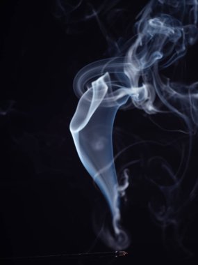 Soyut beyaz duman siyah arka plan üzerinde izole, yakın görünümü. Tütsü çubuğu beyaz duman, soyut arka plan, fırça etkisi ile yanan. Meditasyon ve rahatlama için Aromatik sopa.