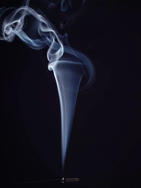 Hořící kadidlo s bílým kouřem, izolované na černém pozadí, zblízka na pohled. Struktura bílého kouře, efekt štětce. Abstraktní pozadí. Východní vůně pro meditaci a relaxaci. — Stock fotografie