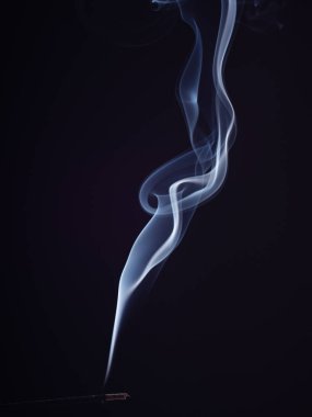 Siyah arka plan üzerinde izole beyaz duman buhar ı yakından görünümü. Beyaz dumanın yapısı, fırça etkisi. Meditasyon ve rahatlama için Aromatik sopa, soyut arka plan.