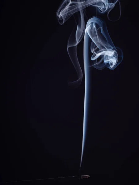 Hořící kadidlo a bílý kouř, izolované na černém pozadí, zblízka. Struktura bílého kouře. Abstraktní pozadí aromatické tyčinky. Východní vůně pro meditaci a relaxaci. — Stock fotografie