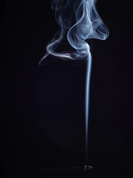 Abstraktní víření bílého kouře izolovaného na černém pozadí, zblízka. Struktura bílého kouře, efekt štětce. Abstraktní pozadí hořícího kadidla. Vůně pro meditaci a relaxaci. — Stock fotografie