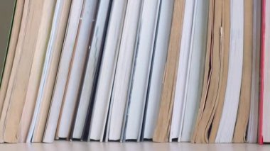 Dolly kitap rafı boyunca kayıyor. Soldan sağa hareket ediyor. Kitaplar kitaplıkta. Kapalı.