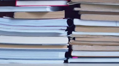 Kitap rafı boyunca soldan sağa paralel hareket. Eski ve yeni kitaplar istiflenmiş. Dolly kitap yığınları boyunca kayıyor. Kitaplar kitaplıkta. Kapalı..