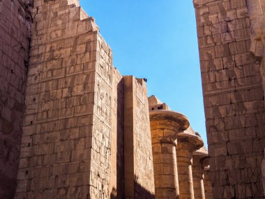 Karnak tapınağının tuğlaları ve sütunları, orta manzaralı. Luxor, Mısır 'da çekilmiş. Seçici yumuşak odaklanma. Bulanık arkaplan.