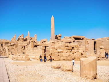 Luxor, Mısır - Şubat 2020: Karnak Tapınağı 'ndaki harabeler, uzun manzara. Çocukları gezen turistler. Antik Mısır 'ın mimarisi. Seçici yumuşak odaklanma. Bulanık arkaplan.