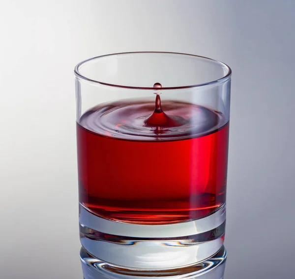 Buttate il vino da vicino. Colpo ad alta velocità. Bicchiere con vino rosso. — Foto Stock