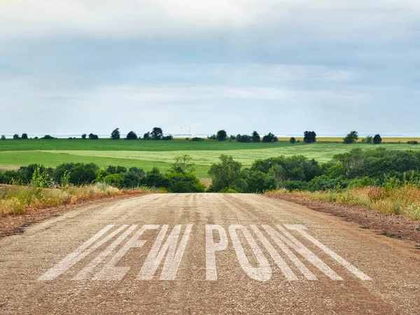 Asphalt road in countryside. Natural skyline with green of landscape. — Stock Photo, Image