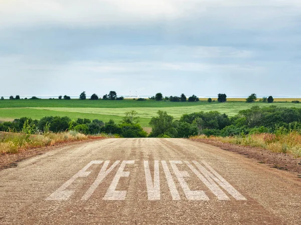 Asphalt road in countryside. Natural skyline with green of landscape. — Stock Photo, Image