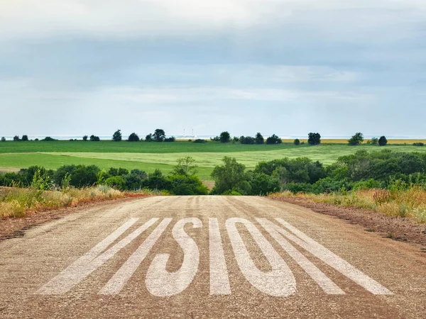 田舎のアスファルト道路。緑豊かな自然のスカイライン. — ストック写真