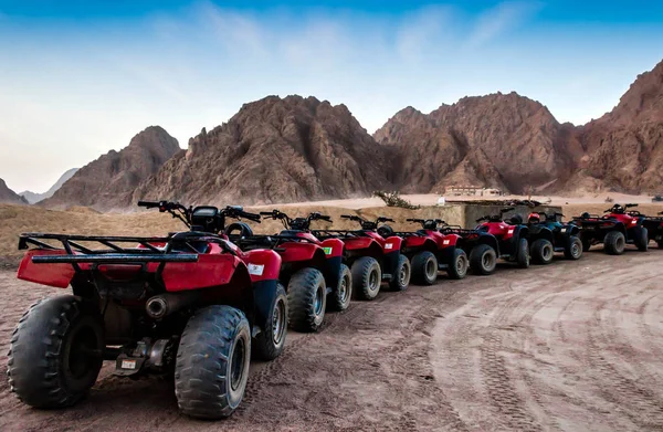 Moto Safari Deserto Rochoso Uma Fileira Atvs Vermelhos Uma Parada — Fotografia de Stock