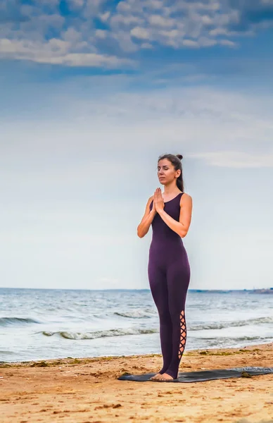 Mujer Cabello Castaño Traje Yoga Púrpura Está Pie Playa Arena — Foto de Stock