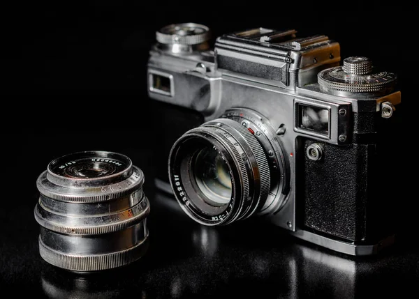 Vintage Kamera Und Vintage Objektiv Auf Schwarzem Hintergrund — Stockfoto