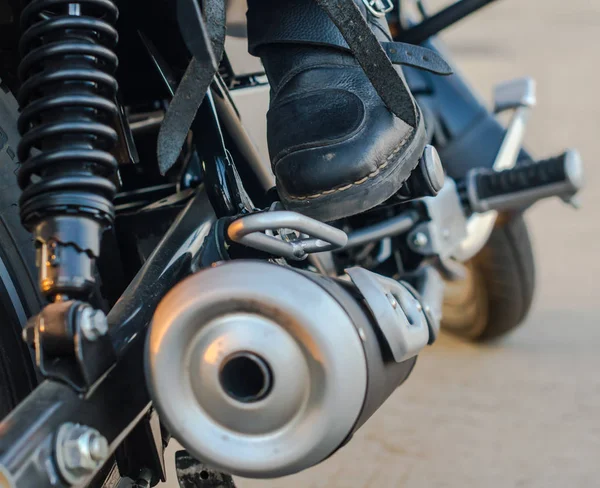 Мотобайкерские Ботинки Фоне Мотоцикла Крупным Планом — стоковое фото