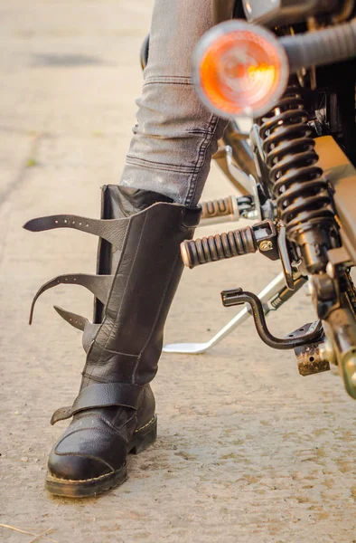 bir motosiklet üzerinde oturan bir motosiklet Boot bir motorcu kızın ayak