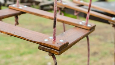 Ahşap asma köprü yakın çekim parçası