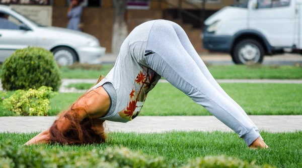 Young Girl Yoga Pose Green Grass Lawn City Street Background — Stock Photo, Image