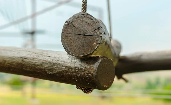 Pequeños Troncos Madera Camino Cuerda Suspendida Cerca Contra Cielo Azul —  Fotos de Stock