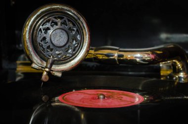 bir vinil kaydı ile eski bir gramofon parçası