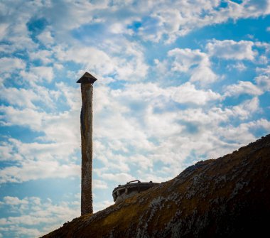 eski paslı baca boru ve mavi gökyüzü ve bulutlar karşı şekildepaslı kapak