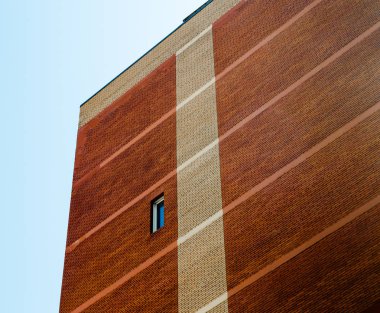 mavi gökyüzü arka plan üzerinde tek pencere ile yüksek duvar