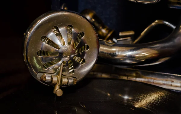 Bir Vinil Kaydı Ile Eski Bir Gramofon Parçası — Stok fotoğraf